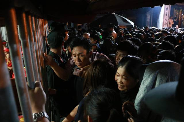 Càng gần đến giờ phát ấn, phía phòng phát ấn càng trở nên “chật chội” hơn