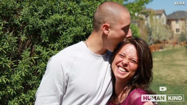 me khong ngung nhan tin vao dien thoai con trai da qua doi, mot dem bat ngo nhan hoi am - 3