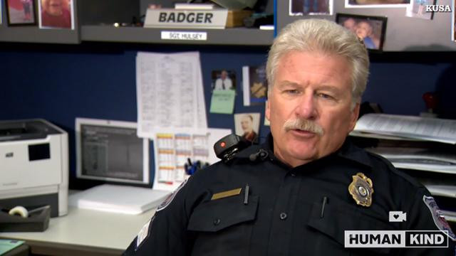 me khong ngung nhan tin vao dien thoai con trai da qua doi, mot dem bat ngo nhan hoi am - 4