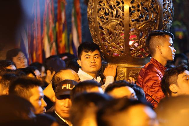 Xếp hàng chờ đợi hàng tiếng đồng hồ khiến nhiều người tỏ ra mệt mỏi