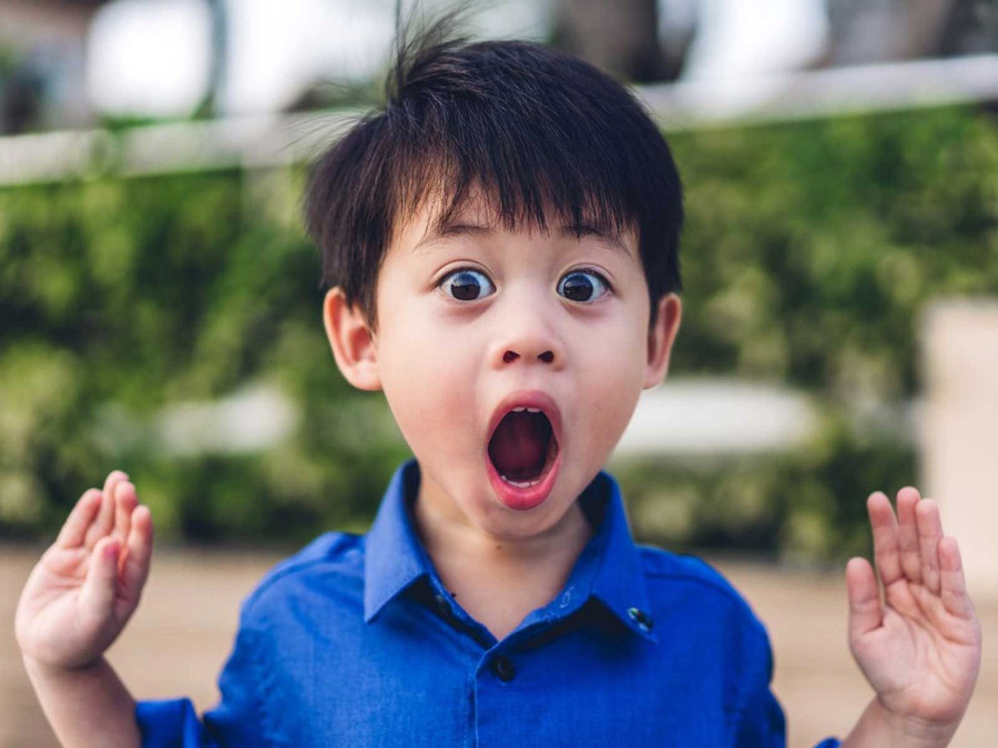 Những đứa trẻ thiếu tự tin có thể nói dối một cách... hoành tráng để khiến mình trông ấn tượng hơn. (Ảnh: ITN),