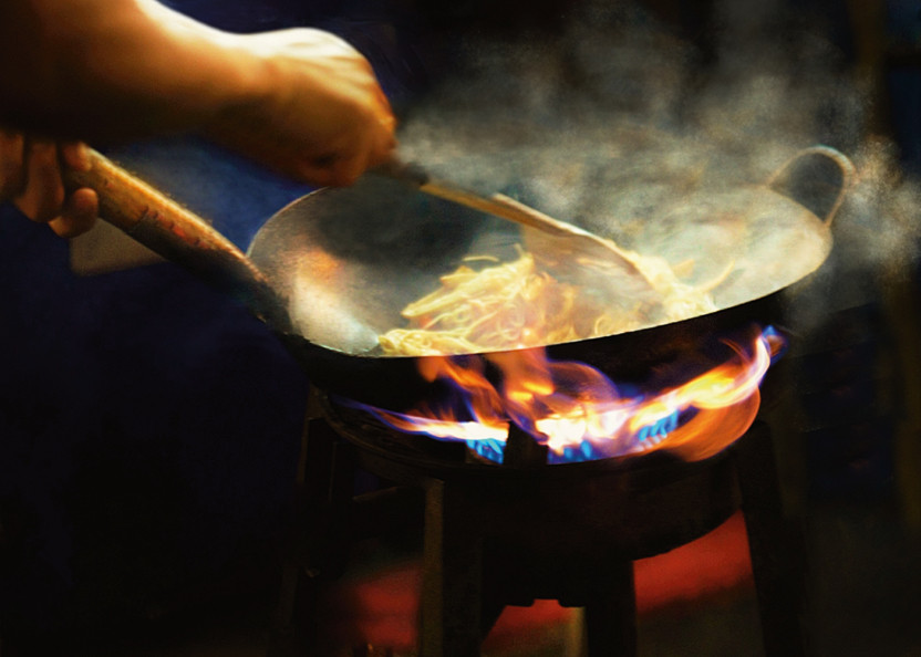 Đồ chiên, xào làm tăng lượng calo và chất béo bão hòa, khiến bạn khó kiểm soát khả năng ăn uống. (Ảnh: ITN).