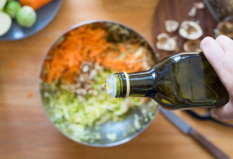 Sử dụng quá nhiều dầu mỡ là một vấn đề nghiêm trọng gây tăng cân. (Ảnh: ITN).