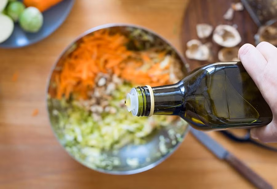 Sử dụng quá nhiều dầu mỡ là một vấn đề nghiêm trọng gây tăng cân. (Ảnh: ITN).