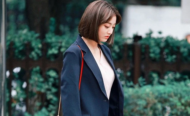 Nếu không muốn thử style "phá cách" giống Nayeon, các cô gái hãy về đội của Jihyo khi phối cardigan dáng ngắn, quần jeans và blazer tối màu, đồng thời chọn một túi đeo màu đỏ để set đồ thú vị, bắt mắt hơn.