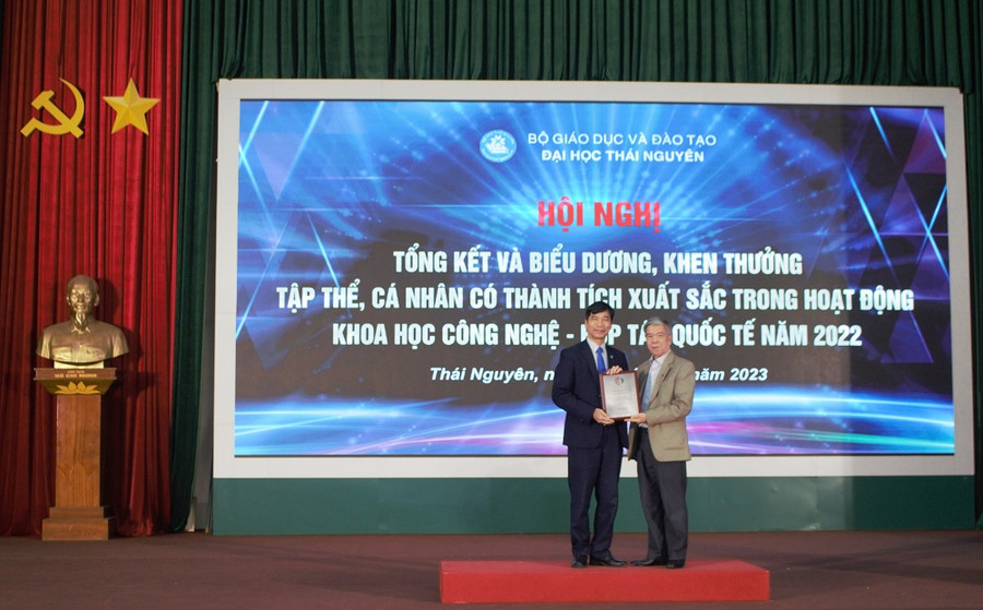 Hội Địa lý Châu Á trao giấy chứng nhận cho Đại học Thái Nguyên.