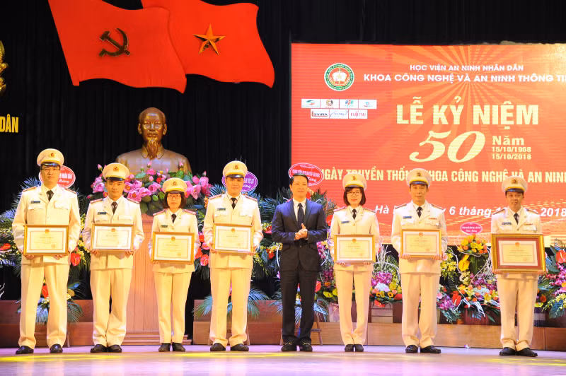 Cá nhân xuất sắc đón nhận Bằng khen từ đại diện Lãnh đạo Bộ GD&ĐT