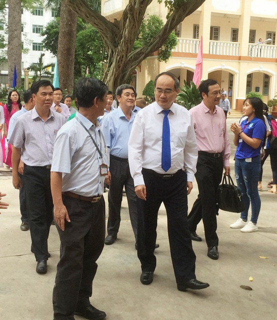 Bí thư Thành ủy TPHCM (bên phải) tham quan Trường ĐH Sài Gòn