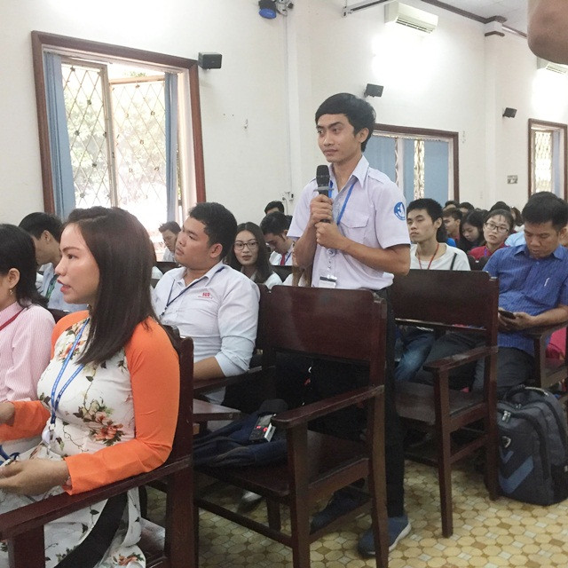 Một sinh viên chia sẻ ý kiến với người đứng đầu TPHCM