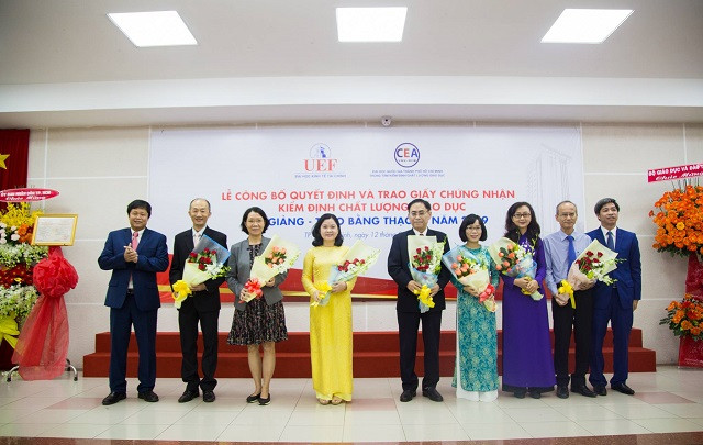 Lãnh đạo Trung tâm Kiểm định chất lượng giáo dục ĐHQG TPHCM nhận hoa cảm ơn từ UEF Lãnh đạo Trung tâm Kiểm định chất lượng giáo dục ĐHQG TPHCM nhận hoa cảm ơn từ UEF