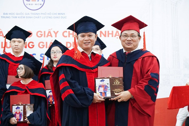 Các tân thạc sĩ trong ngày vui tốt nghiệp Các tân thạc sĩ trong ngày vui tốt nghiệp