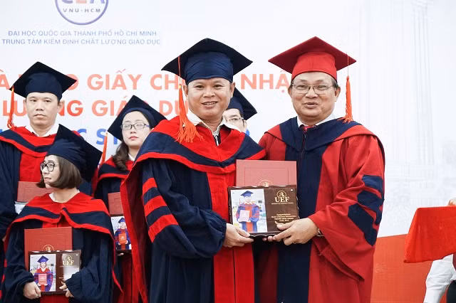 Các tân thạc sĩ trong ngày vui tốt nghiệp