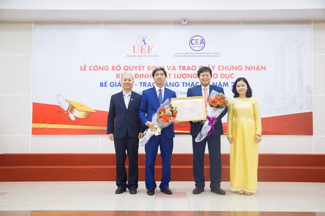 Lãnh đạo UEF đón nhận giấy chứng nhận đạt chuẩn kiểm định chất lượng giáo dục từ Trung tâm Kiểm định chất lượng giáo dục ĐHQG TPHCM