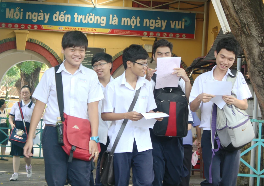 HS Trường THPT Marie Curie vui vẻ sau khi rời phòng thi tốt nghiệp năm 2014