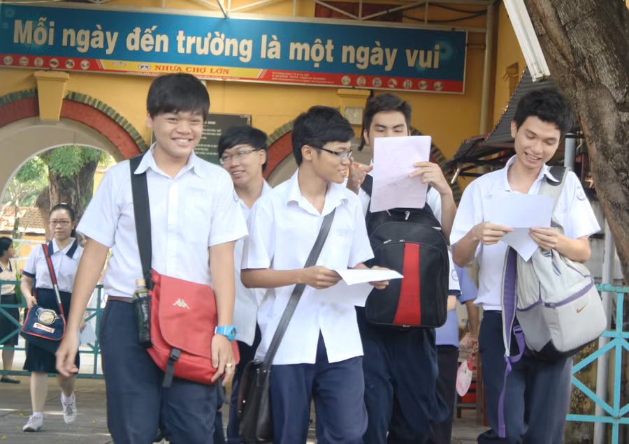 HS Trường THPT Marie Curie vui vẻ sau khi rời phòng thi tốt nghiệp năm 2014