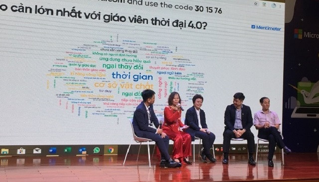 Các chuyên gia trao đổi với phụ huynh, học sinh và giáo viên tại Diễn đàn Giáo dục Việt Nam - Đổi mới sáng tạo trên nền tảng công nghệ thông tin 2020.