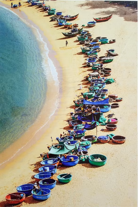 Ảnh biển đảo đẹp đến ngỡ ngàng trên phố đi bộ Nguyễn Huệ - Ảnh 2.