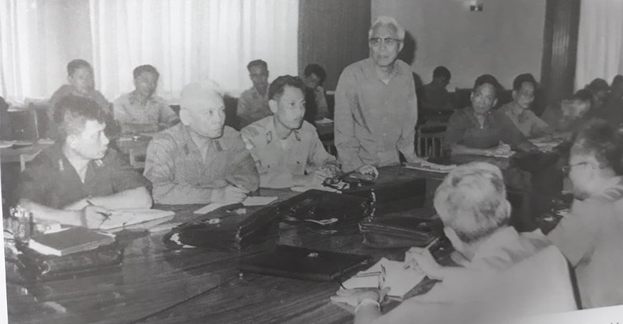 Hội nghị giao nhiệm vụ cho các đơn vị quân tình nguyện Việt Nam tham gia giúp nước bạn Campuchia lật đổ chế độ diệt chủng Pol Pot, tại TP.HCM ngày 4/1/1979. Người đứng phát biểu là ông Lê Đức Thọ, ủy viên Bộ Chính trị - Trưởng ban công tác giúp bạn Campuchia, ngồi bên trái ông Lê Đức Thọ là Trung tướng Lê Đức Anh - Phó ban Những hình ảnh quý về Đại tướng Lê Đức Anh thời kháng chiến