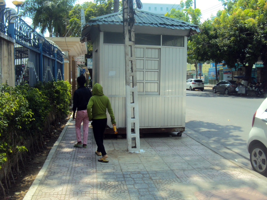 Ki ốt bỏ hoang lấp lối đi của người đi bộ