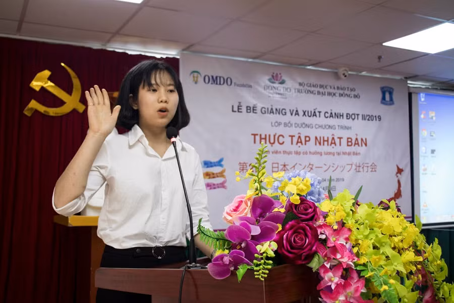 Đại diện sinh viên tuyên thệ tại buổi Lễ