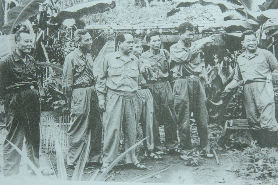 Phó Tư lệnh - Tham mưu trưởng Quân giải phóng miền Nam Lê Đức Anh (người đang giơ tay chỉ) và Phó Chính uỷ miền Lê Văn Tưởng (ngoài cùng bên trái) cùng các đồng chí trong Bộ Tư lệnh miền tại căn cứ Tà Thiết, năm 1971 Những hình ảnh quý về Đại tướng Lê Đức Anh thời kháng chiến