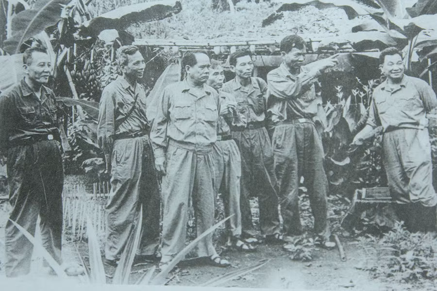 Phó Tư lệnh - Tham mưu trưởng Quân giải phóng miền Nam Lê Đức Anh (người đang giơ tay chỉ) và Phó Chính uỷ miền Lê Văn Tưởng (ngoài cùng bên trái) cùng các đồng chí trong Bộ Tư lệnh miền tại căn cứ Tà Thiết, năm 1971 Những hình ảnh quý về Đại tướng Lê Đức Anh thời kháng chiến