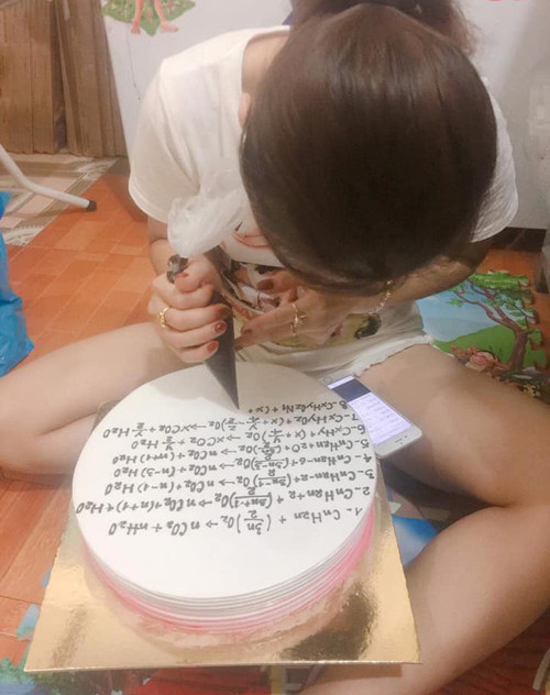Hoa mắt bánh sinh nhật của học trò ảnh 2 ... được 1 cô gái thực hiện trong thời gian gần 2 giờ đồng hồ.