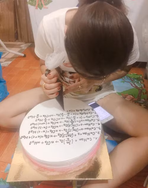 ... được 1 cô gái thực hiện trong thời gian gần 2 giờ đồng hồ.