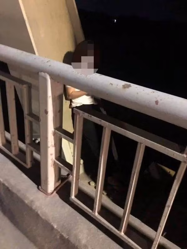 Nạn nhân đứng ở thành cầu trước khi nhảy xuống sông tự tử.