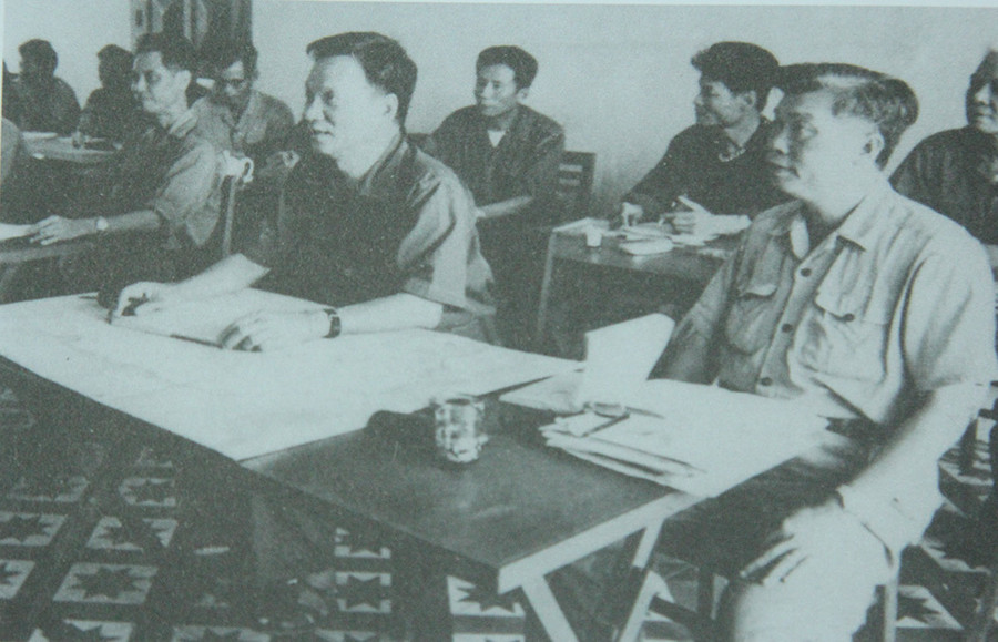 Thượng tướng Lê Đức Anh - Thứ trưởng Bộ Quốc phòng, Trưởng ban lãnh đạo đoàn chuyên gia kiêm Tư lệnh quân tình nguyện Việt Nam tại Campuchia nghe báo cáo tình hình chiến sự và công tác giúp bạn hồi sinh đất nước tại Sở chỉ huy lãnh đạo đoàn chuyên gia ở Phnom Penh, Campuchia, tháng 3/1980 Những hình ảnh quý về Đại tướng Lê Đức Anh thời kháng chiến