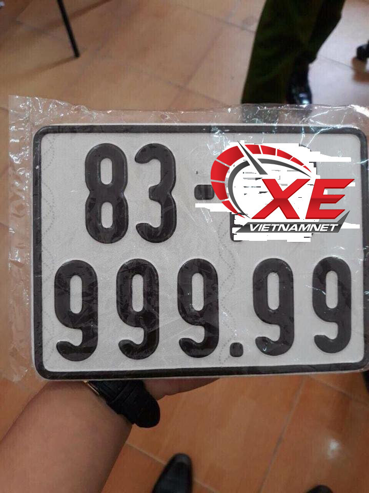 Hàng trăm người chen chúc đợi bấm biển số ngũ quý 9 ảnh 3 Hàng trăm người chen chúc đợi bấm biển số ngũ quý 9