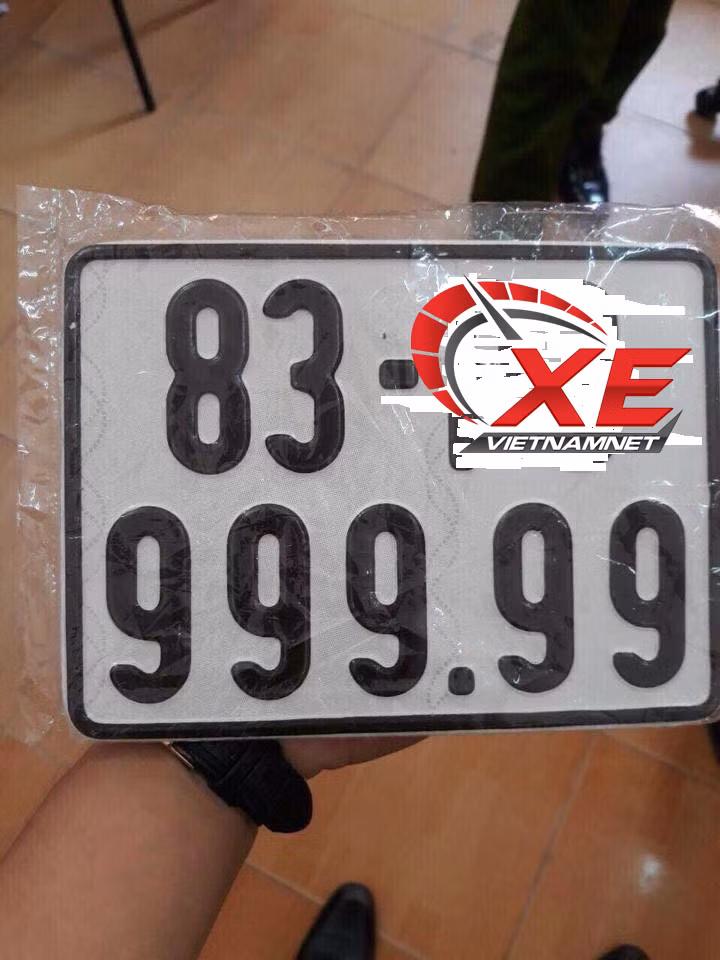 Hàng trăm người chen chúc đợi bấm biển số ngũ quý 9