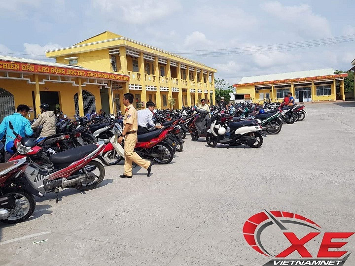 Hàng trăm người chen chúc đợi bấm biển số ngũ quý 9 ảnh 1 Hàng trăm người chen chúc đợi bấm biển số ngũ quý 9