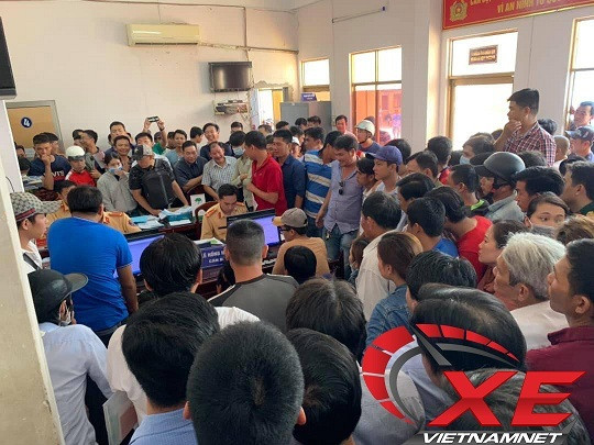 Hàng trăm người chen chúc đợi bấm biển số ngũ quý 9 ảnh 2 Hàng trăm người chen chúc đợi bấm biển số ngũ quý 9