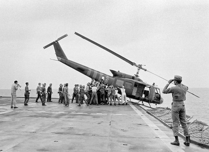 Tại sao tàu Mỹ ném máy bay xuống biển năm 1975? ảnh 1 Tại sao tàu Mỹ ném máy bay xuống biển năm 1975? ảnh 1