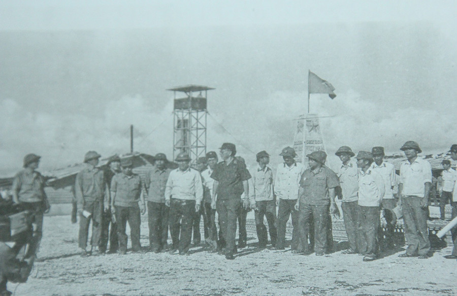 Đại tướng Lê Đức Anh, Bộ trưởng Quốc phòng đi thị sát tại quần đảo Trường Sa, tháng 5/1988 Những hình ảnh quý về Đại tướng Lê Đức Anh thời kháng chiến