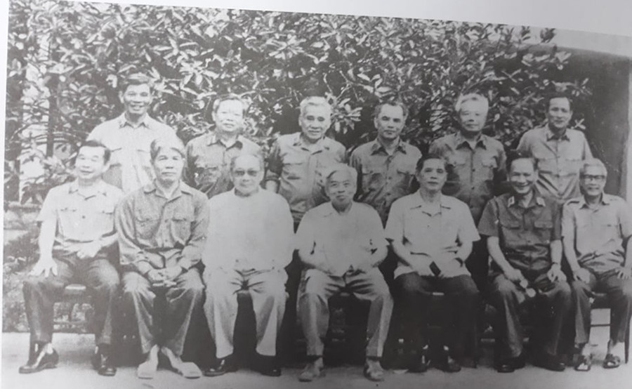 Đại tướng Lê Đức Anh - Phó Bí thư Đảng uỷ Quân sự Trung ương, Bộ trưởng Quốc phòng (ngồi thứ 2 từ phải sang) chụp ảnh lưu niệm cùng các đồng chí trong Đảng uỷ Quân sự Trung ương tại Hà Nội, tháng 8/1987 Những hình ảnh quý về Đại tướng Lê Đức Anh thời kháng chiến