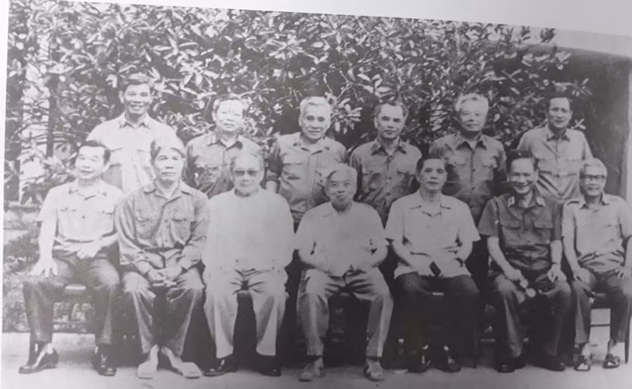 Đại tướng Lê Đức Anh - Phó Bí thư Đảng uỷ Quân sự Trung ương, Bộ trưởng Quốc phòng (ngồi thứ 2 từ phải sang) chụp ảnh lưu niệm cùng các đồng chí trong Đảng uỷ Quân sự Trung ương tại Hà Nội, tháng 8/1987 Những hình ảnh quý về Đại tướng Lê Đức Anh thời kháng chiến