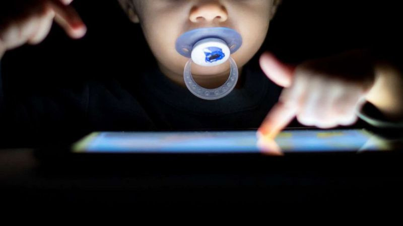 WHO cảnh báo trẻ dưới 1 tuổi tuyệt đối không tiếp xúc thiết bị điện tử ảnh 2 WHO cảnh báo trẻ dưới 1 tuổi tuyệt đối không tiếp xúc thiết bị điện tử