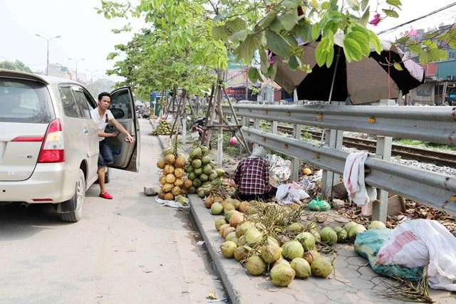 Dãy hàng hoa quả vô tư lấn chiếm hành lang giao thông để buôn bán