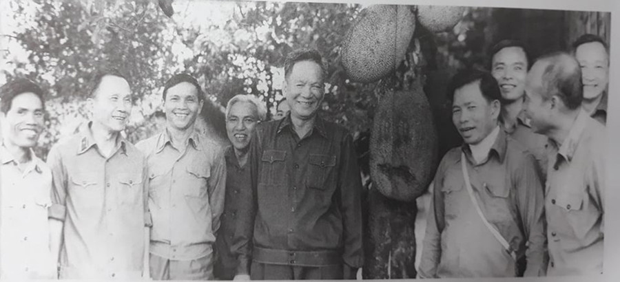 Đại tướng Lê Đức Anh - Thứ trưởng Bộ Quốc phòng, Trưởng ban lãnh đạo đoàn chuyên gia kiêm Tư lệnh quân tình nguyện Việt Nam tại Campuchia đi kiểm tra tại Trung đoàn 812, Sư đoàn 309 đang làm nhiệm vụ giúp bạn ở Kamponglai, Campuchia, ngày 26/11/1985 Những hình ảnh quý về Đại tướng Lê Đức Anh thời kháng chiến