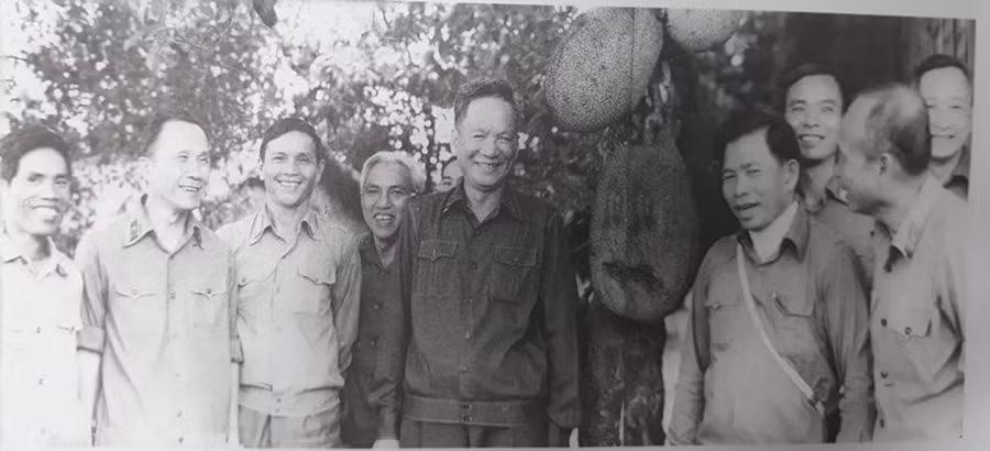 Đại tướng Lê Đức Anh - Thứ trưởng Bộ Quốc phòng, Trưởng ban lãnh đạo đoàn chuyên gia kiêm Tư lệnh quân tình nguyện Việt Nam tại Campuchia đi kiểm tra tại Trung đoàn 812, Sư đoàn 309 đang làm nhiệm vụ giúp bạn ở Kamponglai, Campuchia, ngày 26/11/1985 Những hình ảnh quý về Đại tướng Lê Đức Anh thời kháng chiến