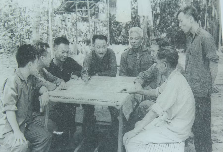 Trung tướng Trần Văn Trà - Tư lệnh Bộ Chỉ huy miền (người đang chỉ tay trên bản đồ) và Tham mưu trưởng Lê Đức Anh (người ngồi bên phải Trung tướng Trần Văn Trà) trong cuộc họp Bộ Chỉ huy miền tại căn cứ Lộc Ninh, tỉnh Bình Phước (R), năm 1972 Những hình ảnh quý về Đại tướng Lê Đức Anh thời kháng chiến