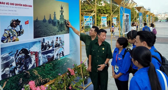 Ảnh biển đảo đẹp đến ngỡ ngàng trên phố đi bộ Nguyễn Huệ