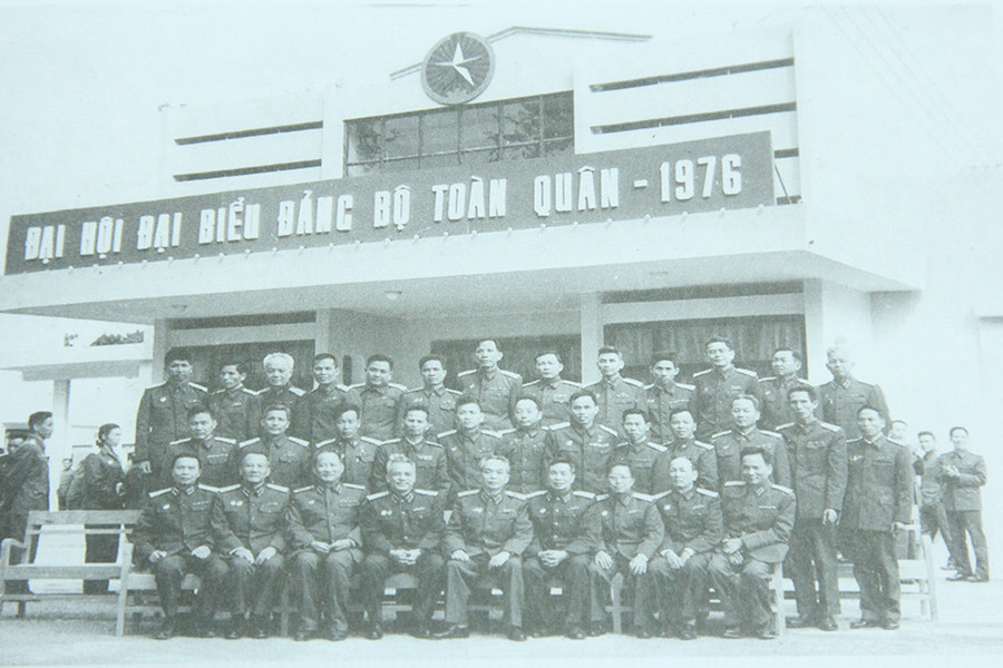 Trung tướng Lê Đức Anh - Tư lệnh Quân khu 9 (ngồi ghế ngoài cùng bên phải) chụp ảnh cùng với Đại tướng Võ Nguyên Giáp, Đại tướng Văn Tiến Dũng và một số đại biểu dự Đại hội đại biểu Đảng bộ quân đội lần thứ 2 tại Hà Nội, năm 1976 Những hình ảnh quý về Đại tướng Lê Đức Anh thời kháng chiến