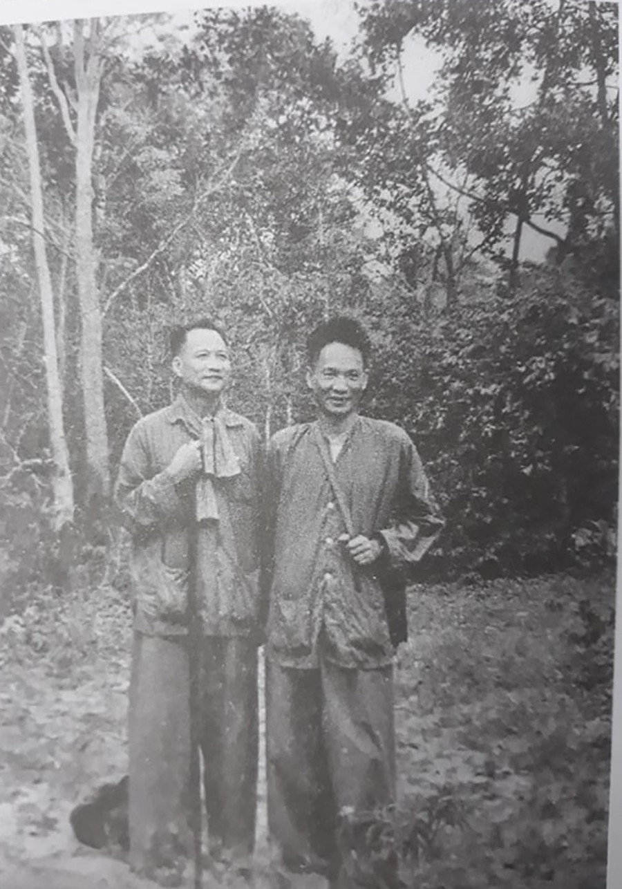 Trung tướng Trần Văn Trà - Tư lệnh Bộ Chỉ huy miền và Tham mưu trưởng Lê Đức Anh trên đường đi công tác tại chiến khu D, năm 1971 Những hình ảnh quý về Đại tướng Lê Đức Anh thời kháng chiến