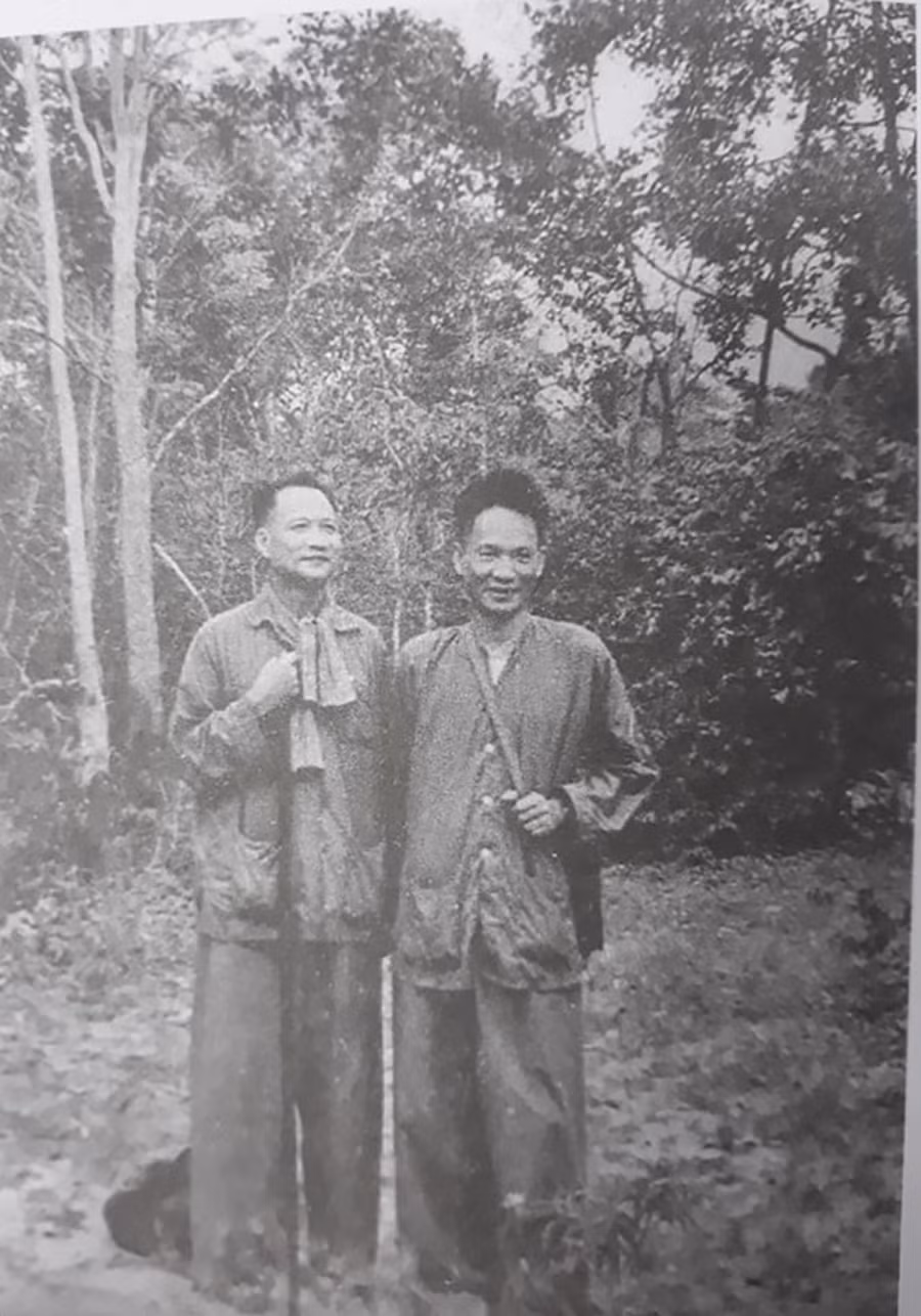 Trung tướng Trần Văn Trà - Tư lệnh Bộ Chỉ huy miền và Tham mưu trưởng Lê Đức Anh trên đường đi công tác tại chiến khu D, năm 1971 Những hình ảnh quý về Đại tướng Lê Đức Anh thời kháng chiến