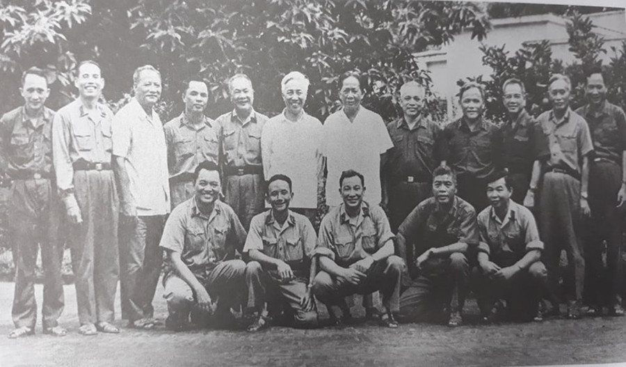 Trung tướng Lê Đức Anh - Tư lệnh Quân khu 9, nguyên Phó Tư lệnh chiến dịch Hồ Chí Minh (ngoài cùng bên phải hàng đứng) - chụp ảnh cùng với các đồng chí Lê Duẩn, Lê Đức Thọ, Văn Tiến Dũng... dự hội nghị tổng kết chiến dịch Hồ Chí Minh tại Đà Lạt, Lâm Đồng, cuối năm 1975 Những hình ảnh quý về Đại tướng Lê Đức Anh thời kháng chiến