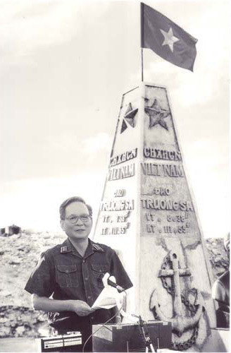 Đại tướng Lê Đức Anh - Bộ trưởng Quốc phòng đọc lời thề bảo vệ biển đảo của Tổ quốc trong lễ kỷ niệm 24 năm ngày truyền thống Quân chủng Hải quân tại đảo Trường Sa Lớn, ngày 7/5/1988 Những hình ảnh quý về Đại tướng Lê Đức Anh thời kháng chiến