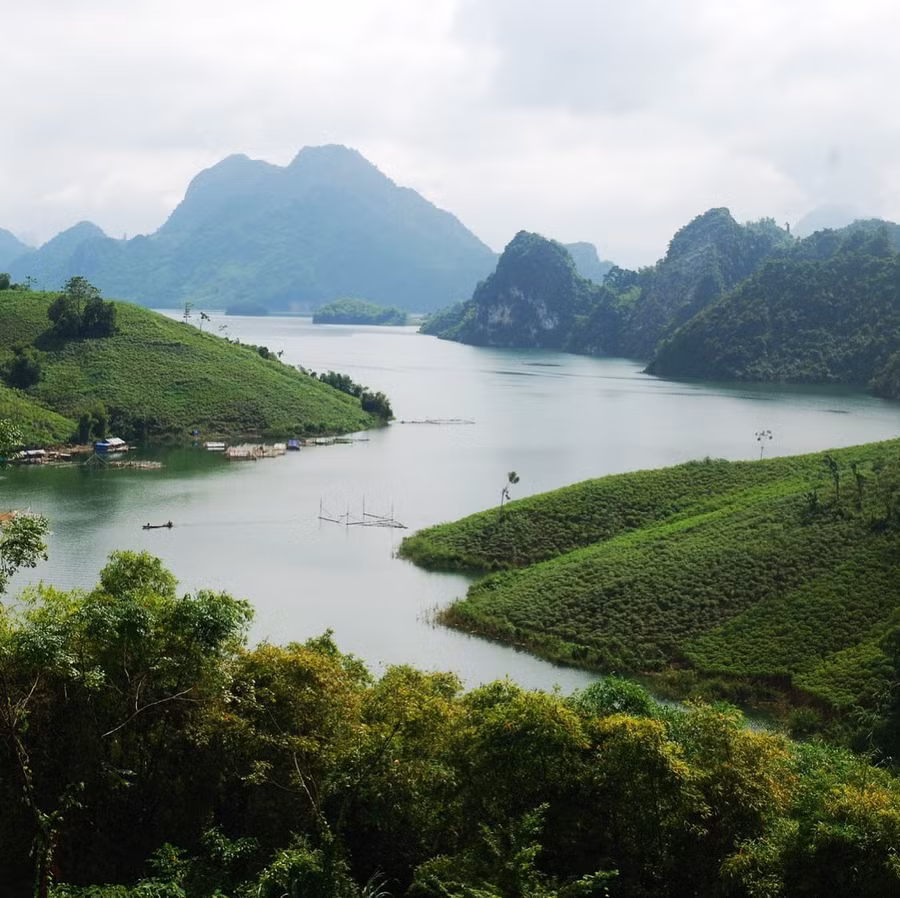 Cảnh sắc thiên nhiên cùng bản sắc văn hóa bản địa của Hòa Bình luôn có sức hút lớn đối với du lịch nghỉ dưỡng